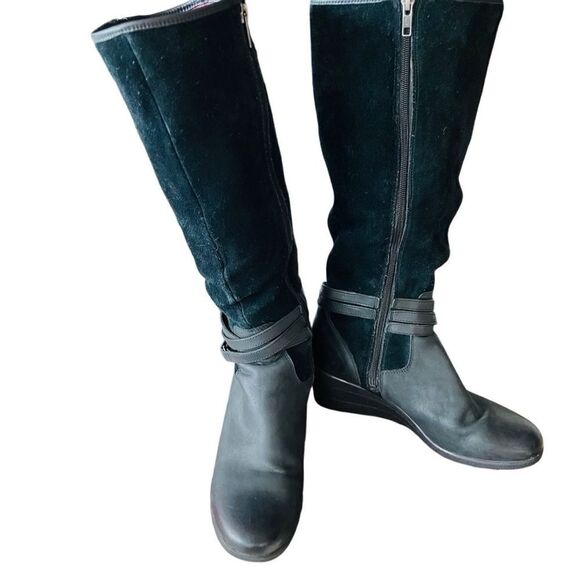 UGG AUSTRALIA Lesley 1005266
Side Zip Black Suede Tall Wedge
Boots Size 10. - Picture 4 of 11